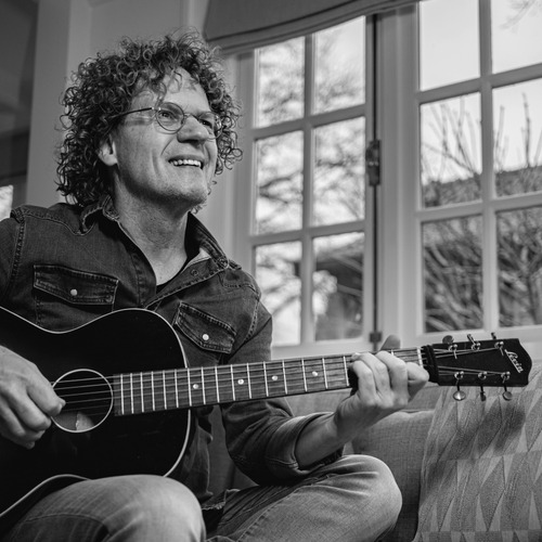 Zanger/gitarist/troubadour Dick Raat, gratis marktlunchconcert
