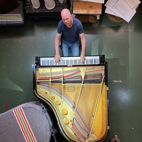 Pianist Dré Wapenaar in het huisje van Simeon ten Holt